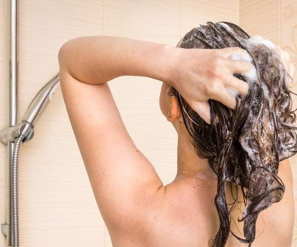mulher lavando os próprios cabelos