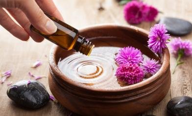 uma gota de óleo essencial caindo em um recipiente