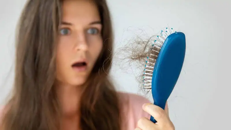 6 Dicas para Acabar com a Queda de Cabelo e Como Evitar a Calvície Feminina